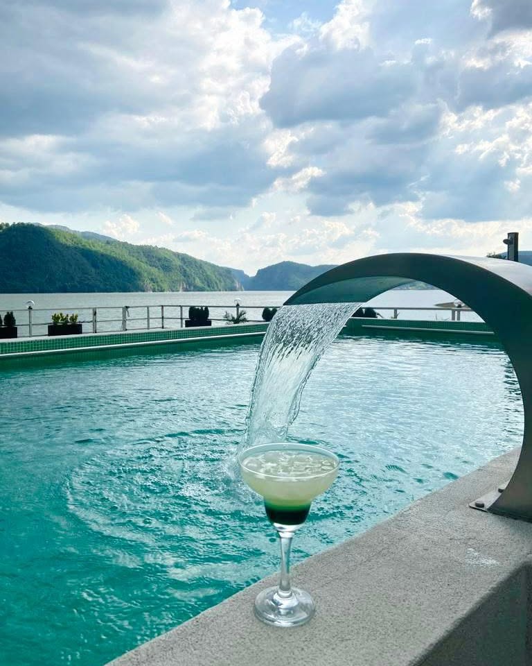Cocktail la piscina Sunshine, cu vedere la Dunăre